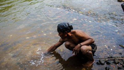 Sungai Ciliwung Tercemar, DLH Uji Lab Dugaan Limbah Hingga Segel Lokasi Pembuangan