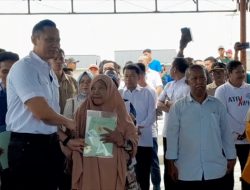 Menteri AHY Serahkan 1.102 Sertipikat Tanah di Sulteng
