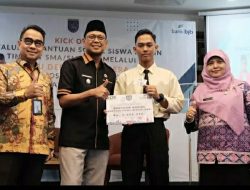 Wakil Wali Kota Depok Imam Budi Hartono Serahkan Bansos KDS untuk 1.567 Siswa Kurang Mampu