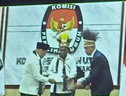 Diiringi Ribuan Warga dan Simpatisan Paslon Samaun Dahlan-Donatus Nimbitkendik Daftar ke KPU
