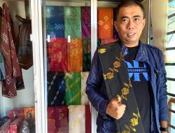 Sekolah dan cerita Sarung Donggala