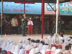 Prajurit Yonif 407/PK Tumbuhkan Rasa Cinta Tanah Air Sejak Dini Pada Siswa SDN Penggilingan 05 Cakung