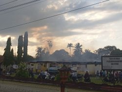 Tim Pemadam Kebakaran Berhasil Padamkan Kebakaran di Kantor Camat BP Peliung, OKU Timur