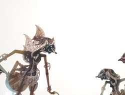 Pemimpin Dan Wahyu Cakraningrat