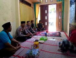 Wujudkan Kepedulian, Polsek Paguyangan dan LSM GMBI Kunjungi Ustad Nuridin yang Berduka