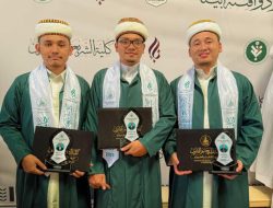 Teguh dan Tak Terpengaruh:   Tiga Putra Aceh Diwisuda di Negeri Para Wali