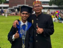 Budi dari Lombok Tangis Haru di Balik Senyum Seorang Wisudawan Tanpa Ditemani Keluarga