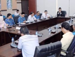 Bupati OKUS Audensi Bersama Masyarakat Desa Pelangki Yang Menghibahkan Tanah Untuk Pembangunan Jalan