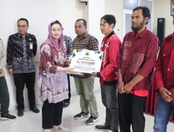 Mitha Serahkan Bangub untuk Korban Tanah Gerak