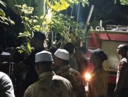 Warga dan Polres Pidie Jaya Serta Polsek Trienggadeng Padamkan Kebakaran Rumah di Trienggadeng