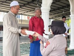 Polwan Polres Pidie Jaya Bagikan 50 Paket Makanan Gratis dalam Program ‘Jumat Berkah’ di Meureudu