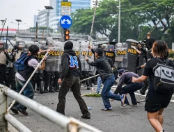 Demo DPR 25 Agustus TolakKenaikan Gaji Anggota DPR, Masyarakat Hidup Susah DPR Gajinya Selangit