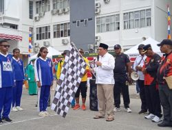 Semangat Merah Putih Berkobar, Bupati Fakfak Lepas Peserta Gerak Jalan SMA dan Umum dalam Rangka HUT RI ke-80