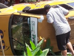 Angkot bawa rombongan wisata dari Medan terguling di Namorambe, 1 penumpang tewas tertimpa, 9 luka