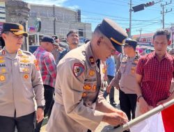 Semarak HUT RI ke-80, Polres Pidie Jaya Bagikan 250 Bendera Merah Putih kepada Pengendara dan Warga