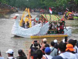 Festival Cilung 2025, Ada yang Unik Perahu dari Botol Plastik Hiasi Sungai Ciliwung