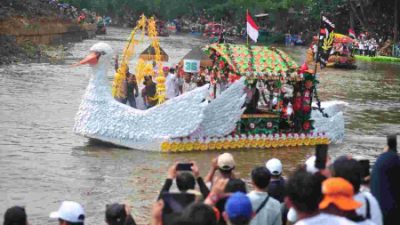 Festival Cilung 2025, Ada yang Unik Perahu dari Botol Plastik Hiasi Sungai Ciliwung