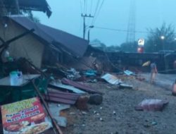 Bus ALS seruduk warung hingga terbalik di Labusel, 5 luka