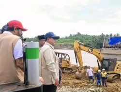 Presiden Prabowo Tinjau Pengerjaan Jembatan Bailey Teupin Mane di Bireuen