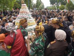 Grebeg Gunungan Wujud Syukur dan Pemersatu Peringati HUT Ke-276 Blora