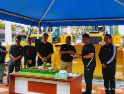 Pemkab Barito Utara Menerima 3 Set Alat Berat Unit Caterpillar Dari PT. Trakindo Utama