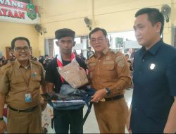 Pemkot Singkawang Serahkan Bantuan Peralatan Sekolah