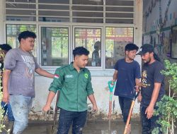 Tim Relawan Umuslim Bersihkan Lumpur Banjir Di SD Negeri 11 Peusangan