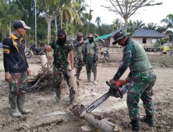 Berjibaku Tak Kenal Lelah, TNI AD Bersihkan Sekolah Terendam Lumpur di Tanah Jambo Aye