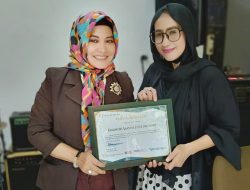 CEO Kinerja Group Serahkan Penghargaan Kinerja Award kepada Komunitas Amanina Event Organizer
