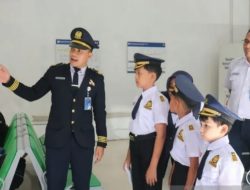 Tiga anak rasakan pengalaman jadi petugas KAI di Stasiun Medan