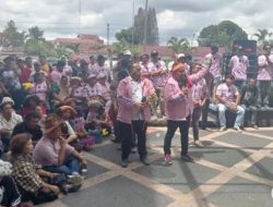 Ratusan pedagang bunga Relawan Pink demo Kantor Bupati Karo, desak PT Toba Hasfarm hentikan penjualan ke pasar lokal
