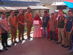 Bupati OKU Selatan Serahkan Bantuan Kepada Korban Kebakaran di Desa Nagar Agung Buay Runjung