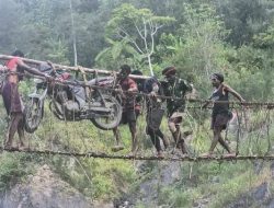 Warga Intan Jaya Masih Pikul Sepeda Motor di Kali Kemabu, Kanus Kogoya Soroti Urgensi Pembangunan Infrastruktur Pedalaman Papua
