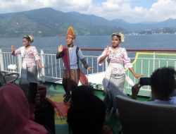 Pesona Danau Toba: Penumpang kapal disuguhi tarian tradisional di tengah danau