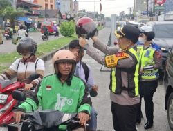 Peduli keselamatan lalu lintas, Kapolrestabes Medan bagikan helm untuk pelajar penumpang ojol