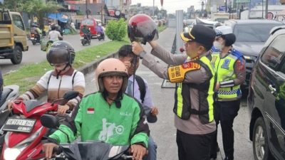 Peduli keselamatan lalu lintas, Kapolrestabes Medan bagikan helm untuk pelajar penumpang ojol